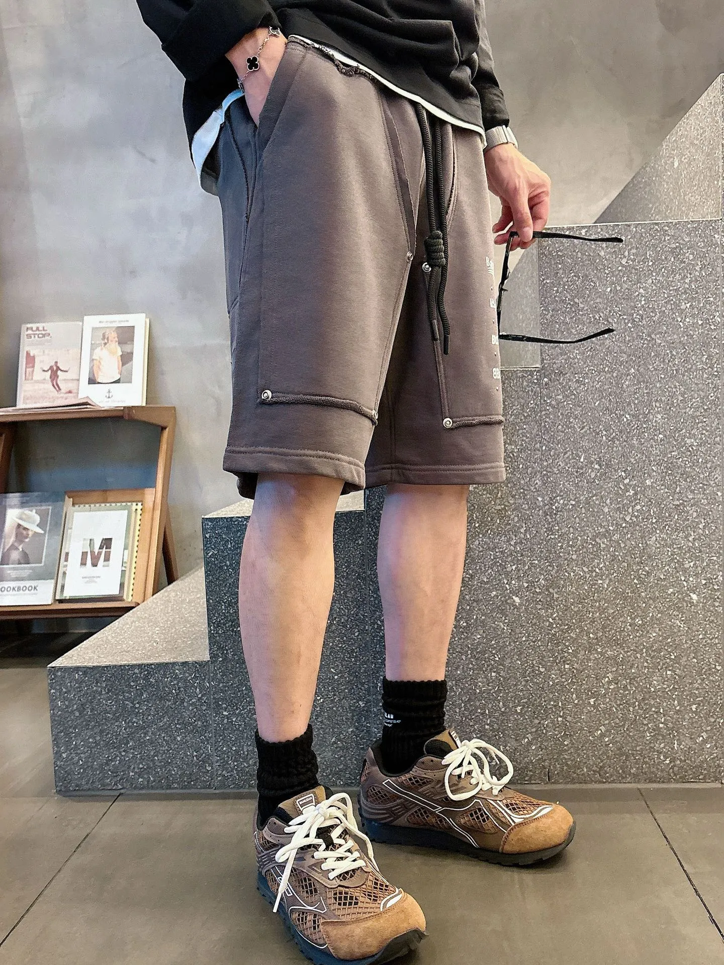 Balenciaga's three-standard complete 2026 summer New Arrival men's casual shorts, advanced custom-made Breathable fabric, Breathable fabric, extremely stretchy and comfortable, impeccable details, top-grade accessories, original logo design concept, delicate and soft feel! The upper body fit is awesome! Size: M-XXXL Please state your height and weight when ordering